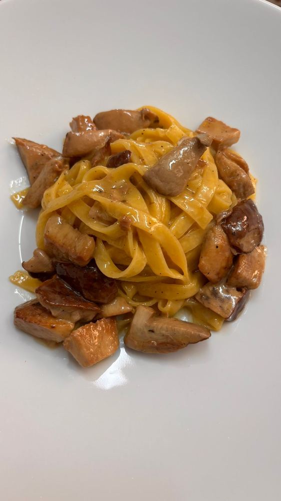 Un primo di pasta fresca appena impiattato